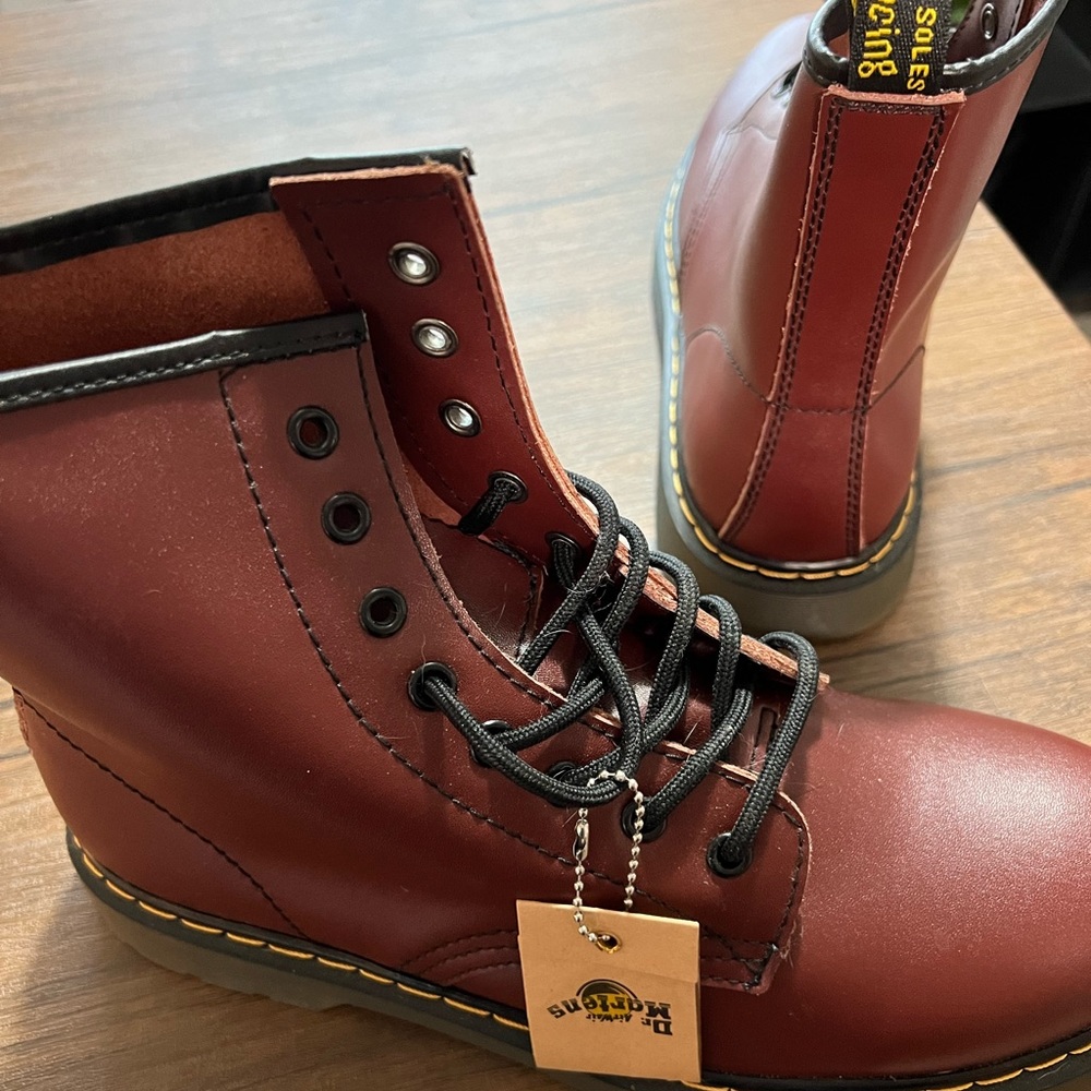 Men’s SIZE 10.5 Dr. Martens